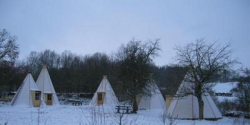 Tipituin Tsjechie ludiek logeren in geisoleerde wigwams tipituin winter