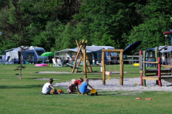 Camping de Helfterkamp ruime velden met een speeltuin in het midden