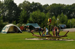 Camping de Helfterkamp ruime velden met een speeltuin in het midden